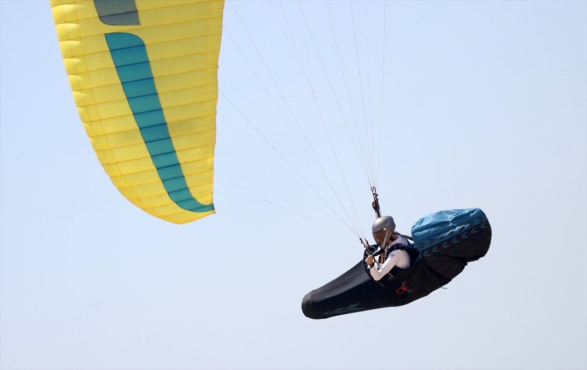 Yamaç paraşütünde ulusal ve bölgesel yarışlardaki başarısıyla 17 yaşında milli takıma seçilen Utku...