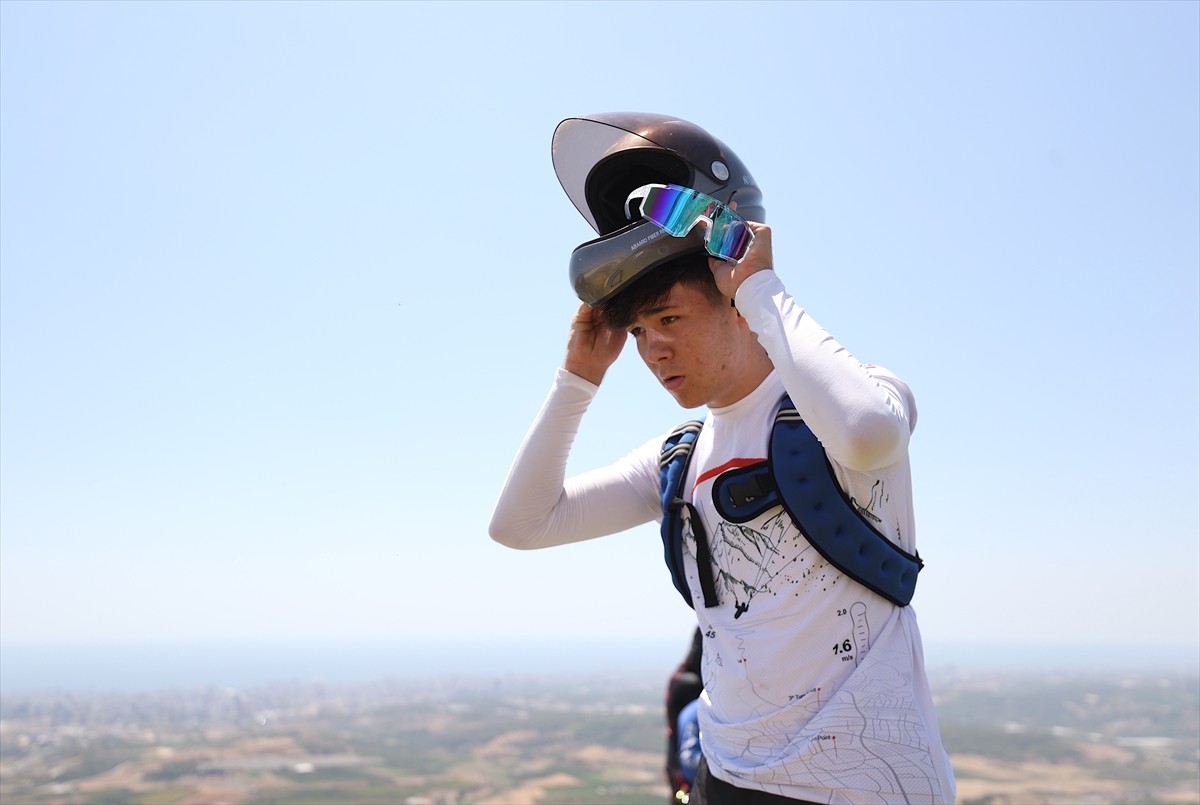 Yamaç paraşütünde ulusal ve bölgesel yarışlardaki başarısıyla 17 yaşında milli takıma seçilen Utku...