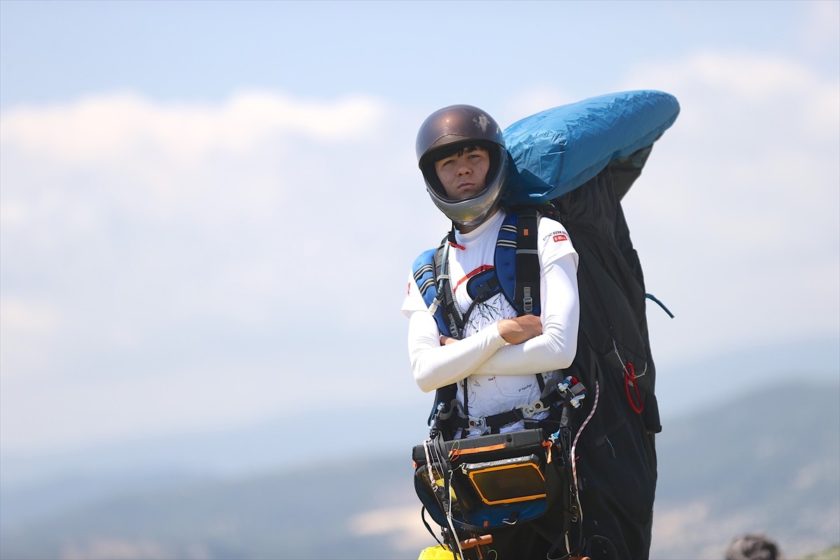 Yamaç paraşütünde ulusal ve bölgesel yarışlardaki başarısıyla 17 yaşında milli takıma seçilen Utku...