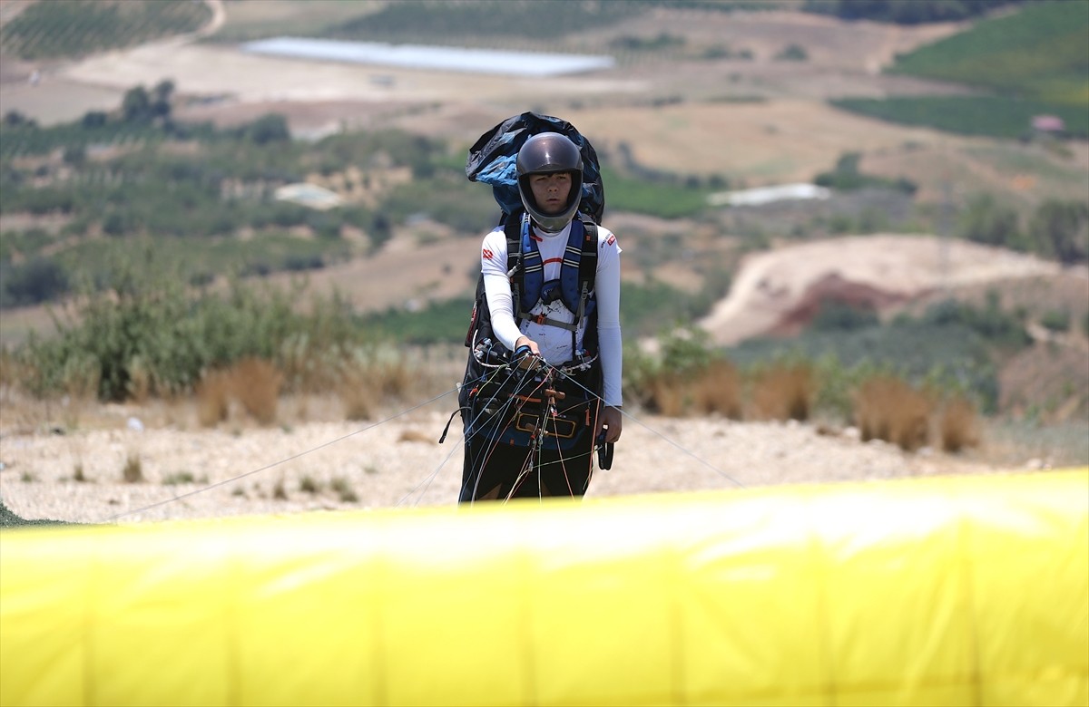 Yamaç paraşütünde ulusal ve bölgesel yarışlardaki başarısıyla 17 yaşında milli takıma seçilen Utku...