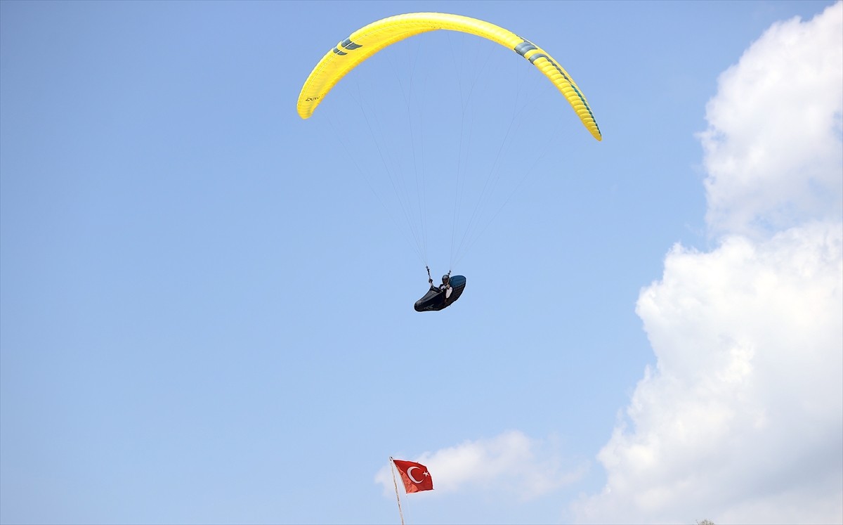 Yamaç paraşütünde ulusal ve bölgesel yarışlardaki başarısıyla 17 yaşında milli takıma seçilen Utku...