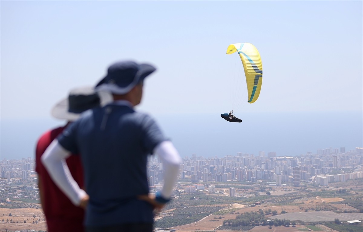 Yamaç paraşütünde ulusal ve bölgesel yarışlardaki başarısıyla 17 yaşında milli takıma seçilen Utku...