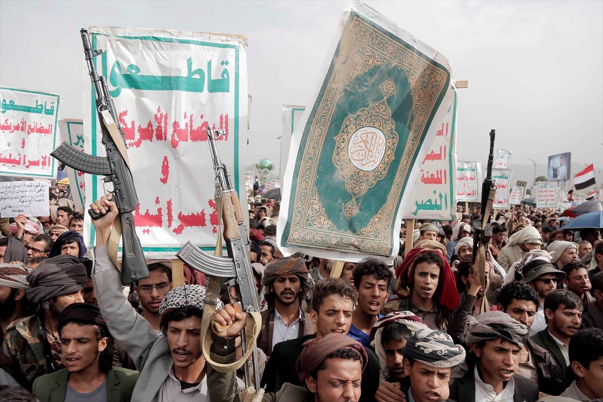 Yemen'de yüz binlerce kişinin katılımıyla İsrail’in işgal ve saldırılarına maruz kalan Gazze...