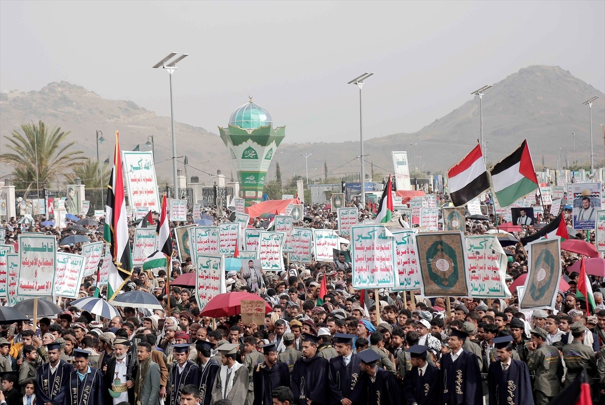 Yemen'de yüz binlerce kişinin katılımıyla İsrail’in işgal ve saldırılarına maruz kalan Gazze...