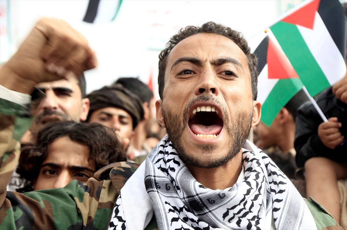 Yemen'de yüz binlerce kişinin katılımıyla İsrail’in işgal ve saldırılarına maruz kalan Gazze...