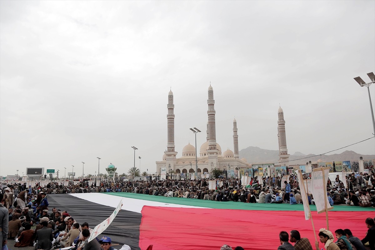 Yemen'de yüz binlerce kişinin katılımıyla İsrail’in işgal ve saldırılarına maruz kalan Gazze...