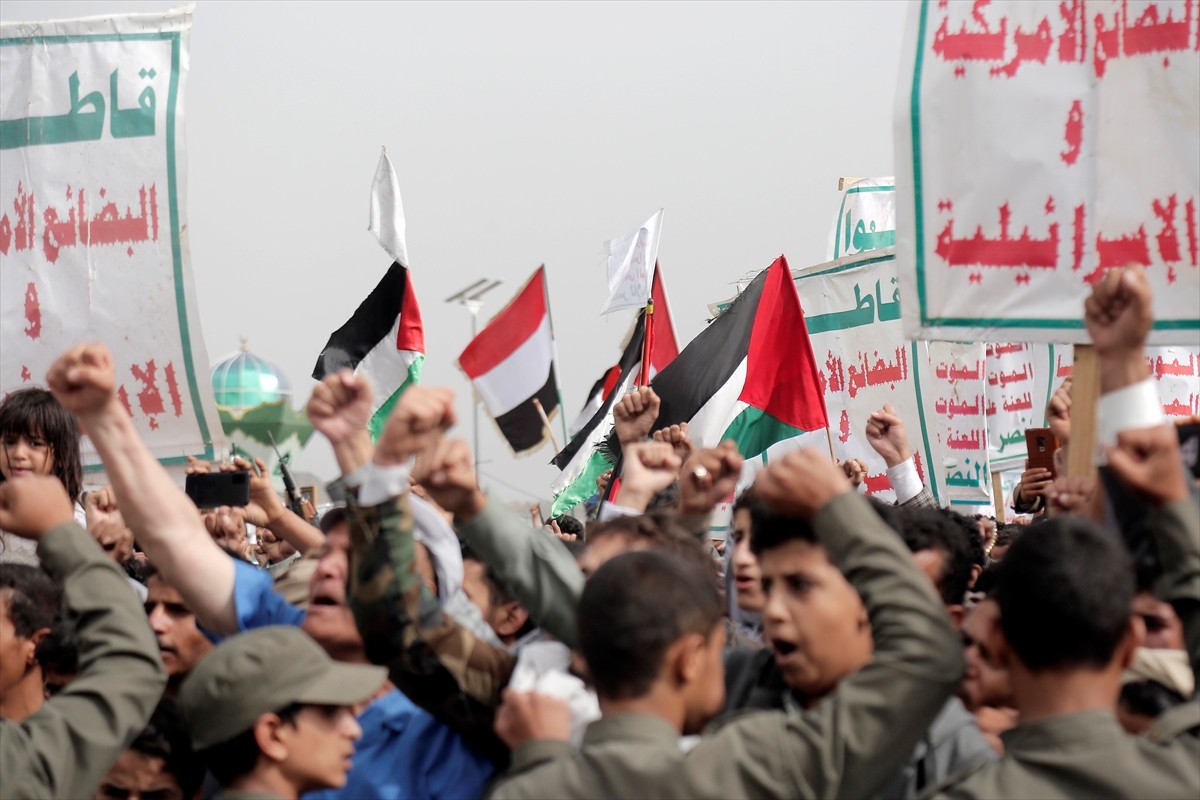 Yemen'de yüz binlerce kişinin katılımıyla İsrail’in işgal ve saldırılarına maruz kalan Gazze...