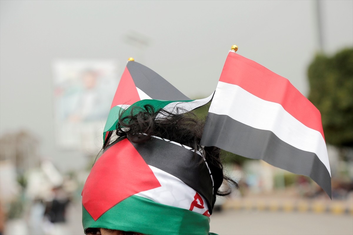 Yemen'de yüz binlerce kişinin katılımıyla İsrail’in işgal ve saldırılarına maruz kalan Gazze...