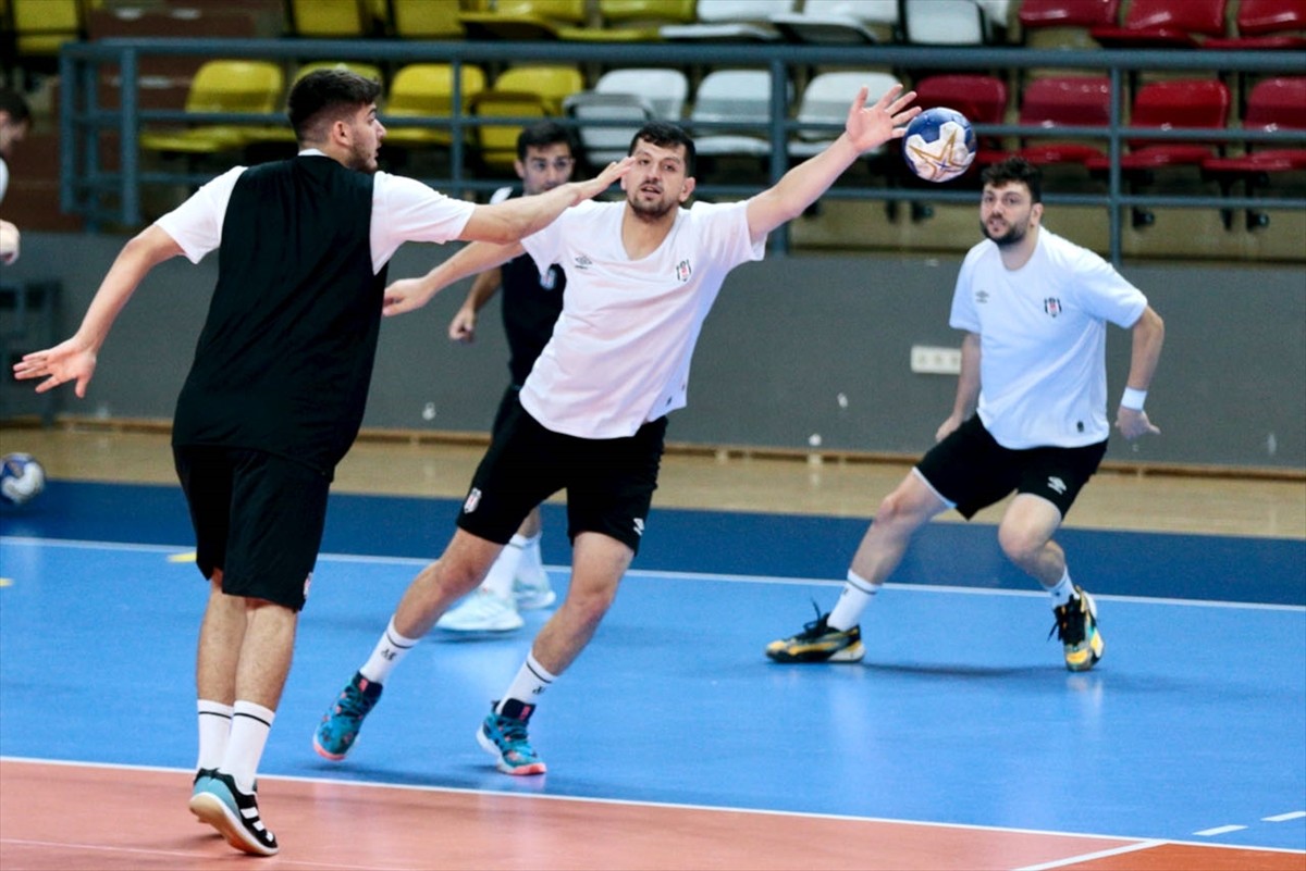 Yeni sezon hazırlıkları kapsamında Bolu Dağı'nda bulunan bir otelde kamp yapan Hentbol Erkekler...