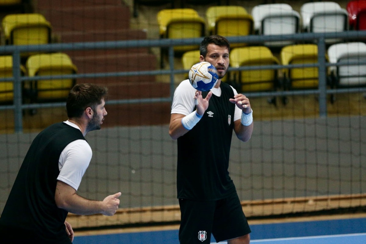 Yeni sezon hazırlıkları kapsamında Bolu Dağı'nda bulunan bir otelde kamp yapan Hentbol Erkekler...