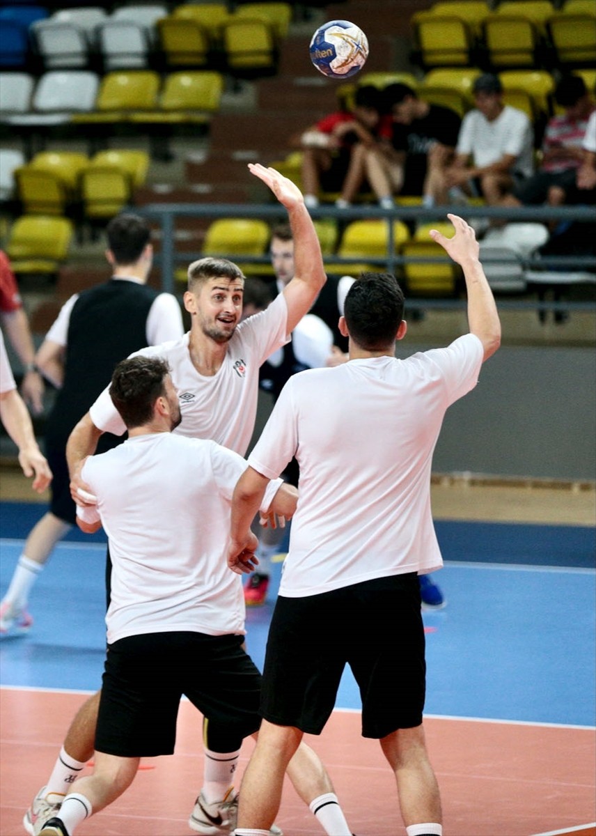 Yeni sezon hazırlıkları kapsamında Bolu Dağı'nda bulunan bir otelde kamp yapan Hentbol Erkekler...