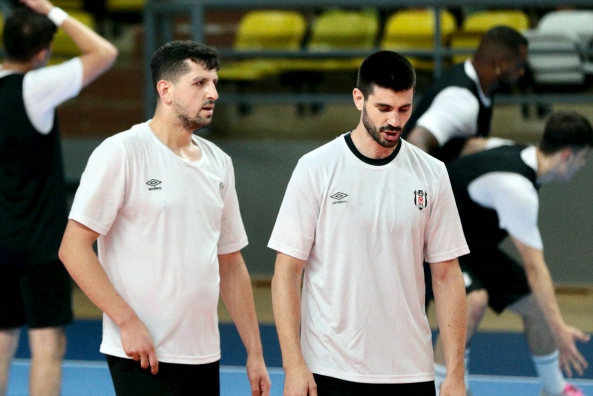 Yeni sezon hazırlıkları kapsamında Bolu Dağı'nda bulunan bir otelde kamp yapan Hentbol Erkekler...