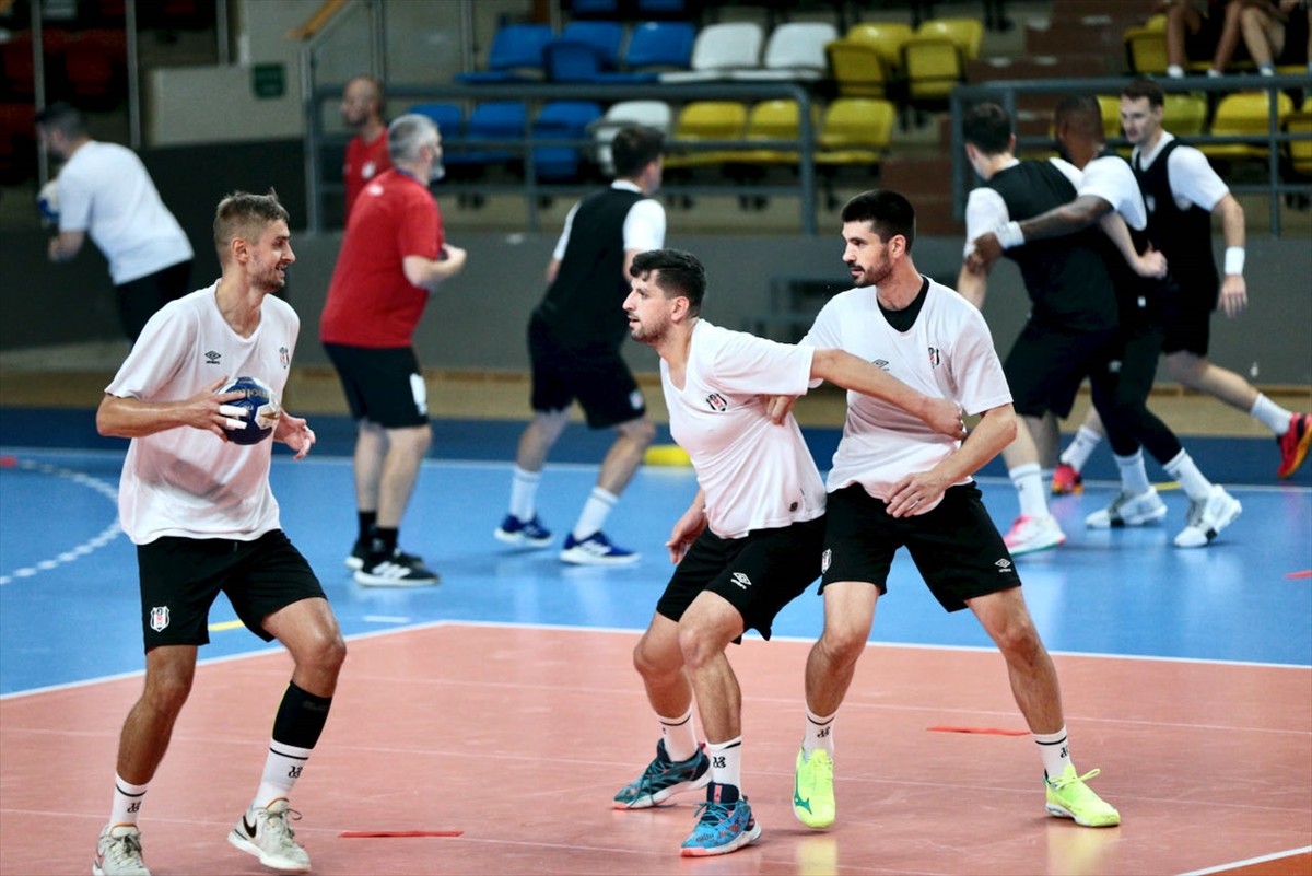 Yeni sezon hazırlıkları kapsamında Bolu Dağı'nda bulunan bir otelde kamp yapan Hentbol Erkekler...