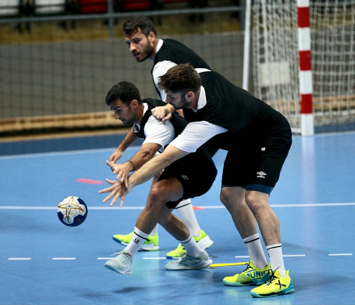 Yeni sezon hazırlıkları kapsamında Bolu Dağı'nda bulunan bir otelde kamp yapan Hentbol Erkekler...