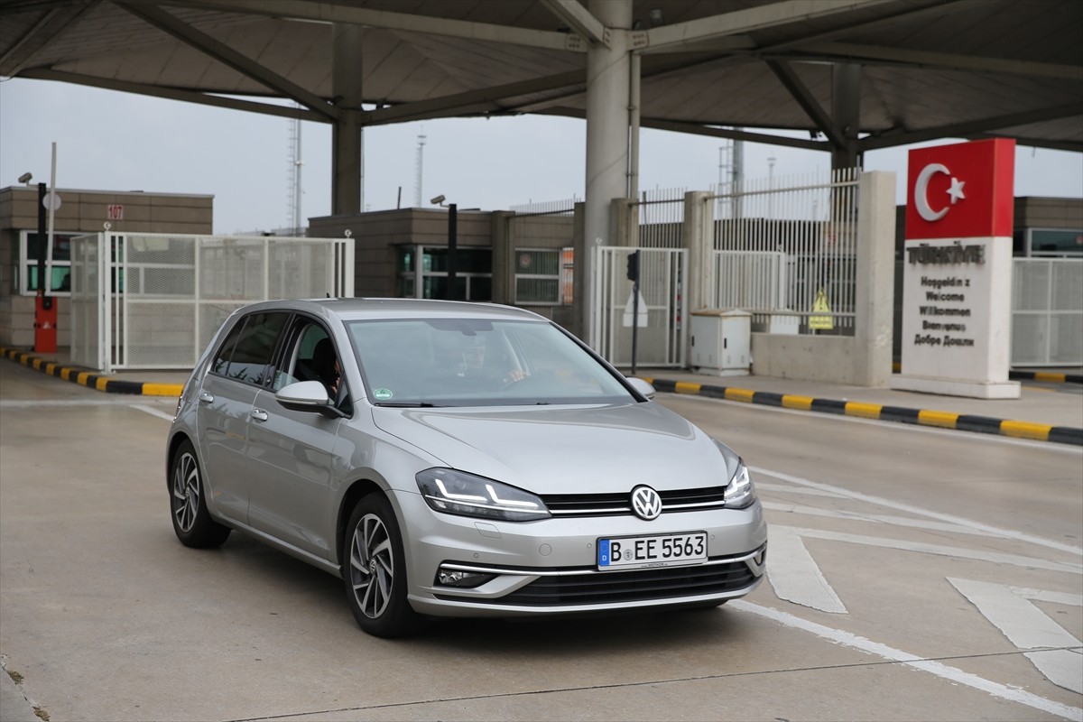 Yıllık izinlerini memleketlerinde geçirmek için yola çıkan gurbetçilerin yurda gelişleri sürüyor....