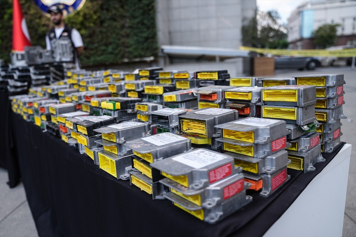 Yurt dışında çalınan ve parçalara ayrılan araçların motor ve şanzıman beyinlerini yasa dışı...