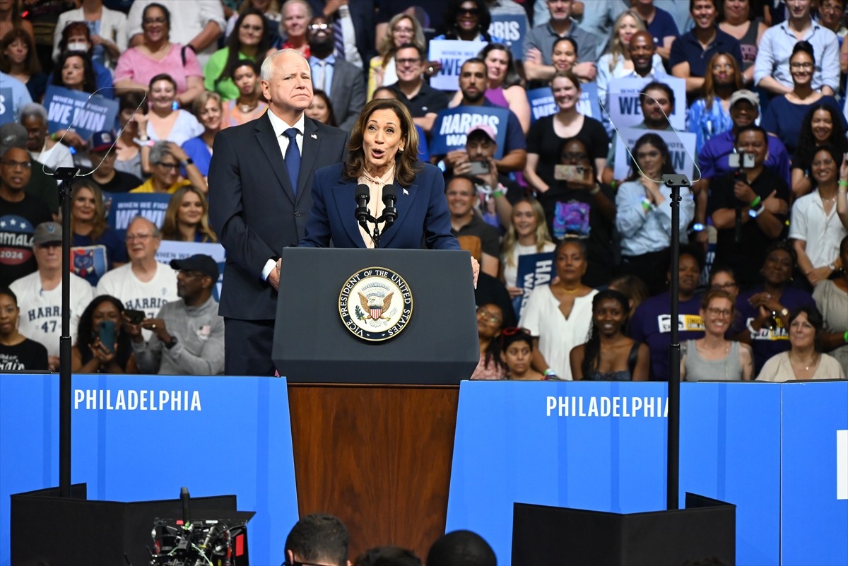 ABD'de Demokratların başkan adayı Kamala Harris (solda), başkan yardımcılığı adaylığı için...