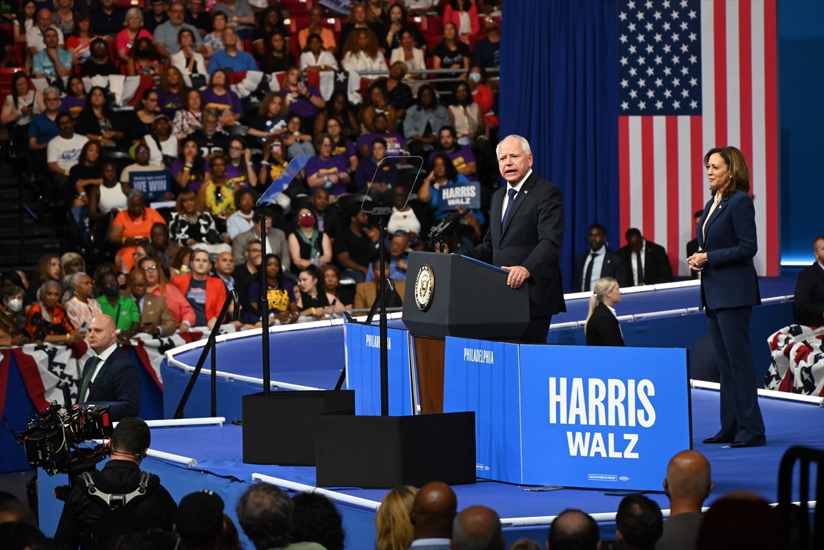 ABD'de Demokratların başkan adayı Kamala Harris (solda), başkan yardımcılığı adaylığı için...