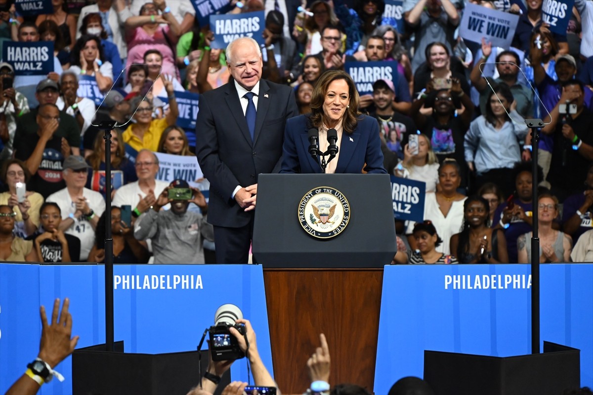 ABD'de Demokratların başkan adayı Kamala Harris (solda), başkan yardımcılığı adaylığı için...