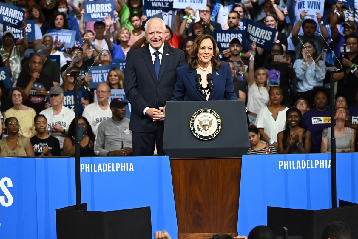 ABD'de Demokratların başkan adayı Kamala Harris (solda), başkan yardımcılığı adaylığı için...
