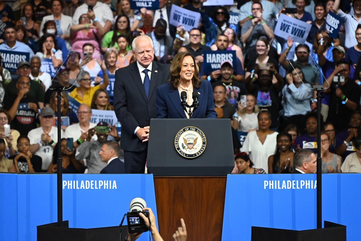 ABD'de Demokratların başkan adayı Kamala Harris (solda), başkan yardımcılığı adaylığı için...