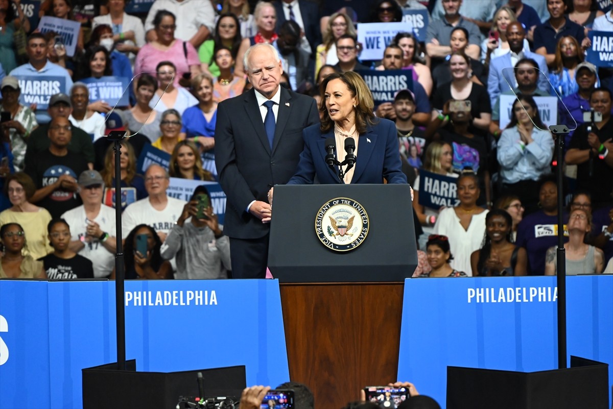 ABD'de Demokratların başkan adayı Kamala Harris (solda), başkan yardımcılığı adaylığı için...