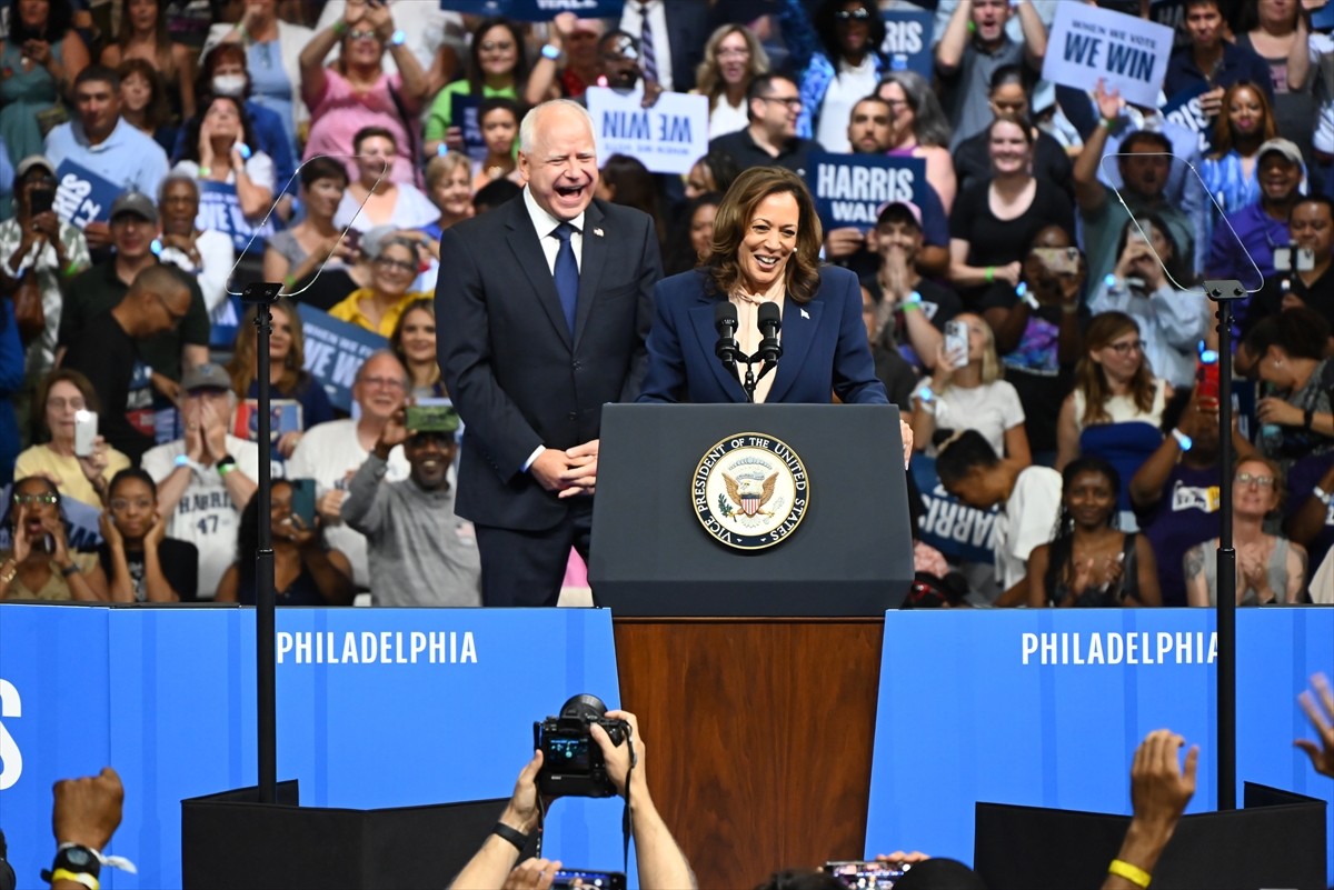 ABD'de Demokratların başkan adayı Kamala Harris (solda), başkan yardımcılığı adaylığı için...