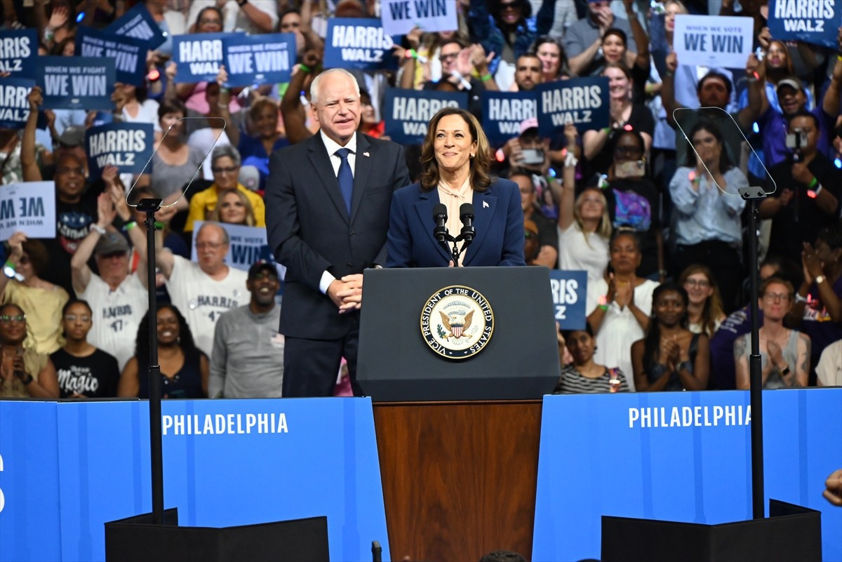 ABD'de Demokratların başkan adayı Kamala Harris (solda), başkan yardımcılığı adaylığı için...