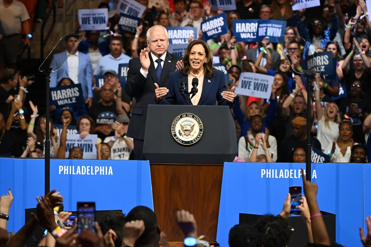 ABD'de Demokratların başkan adayı Kamala Harris (solda), başkan yardımcılığı adaylığı için...