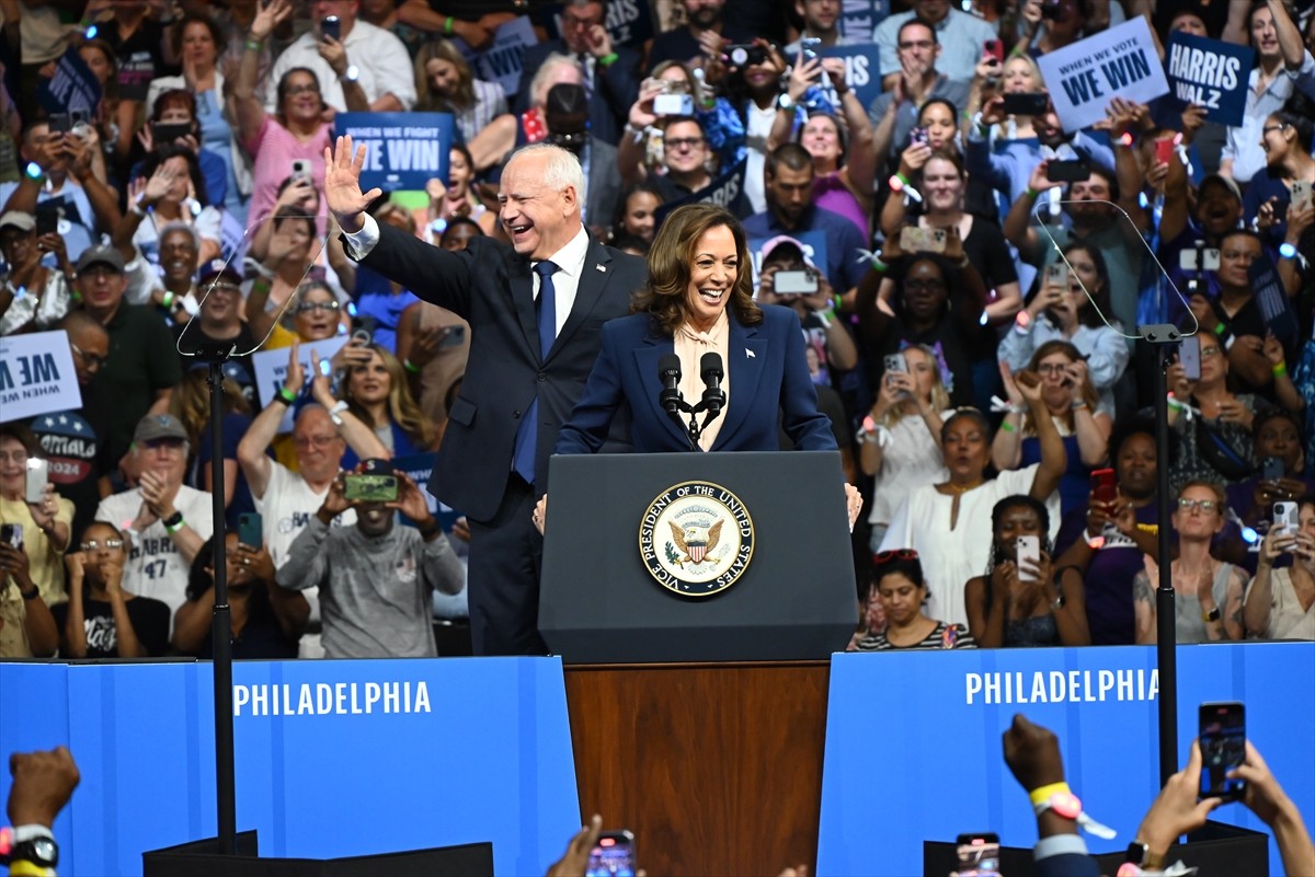 ABD'de Demokratların başkan adayı Kamala Harris (solda), başkan yardımcılığı adaylığı için...