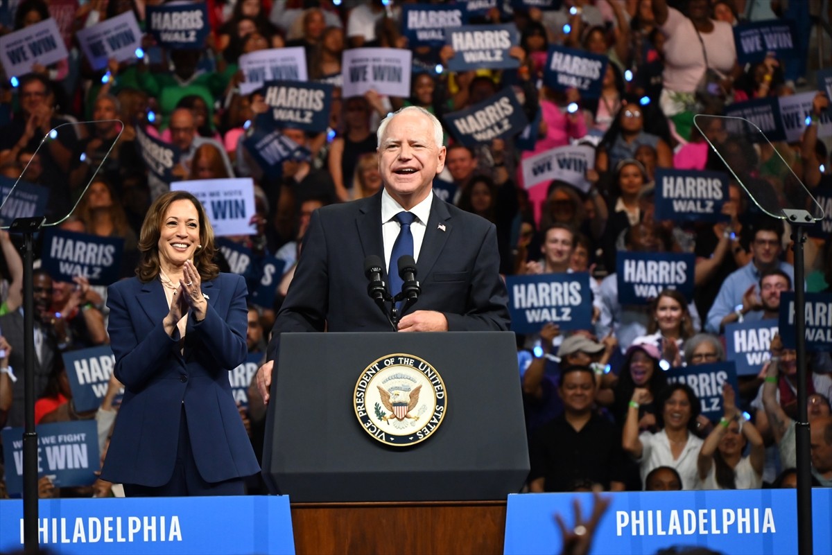 ABD'de Demokratların başkan adayı Kamala Harris (solda), başkan yardımcılığı adaylığı için...