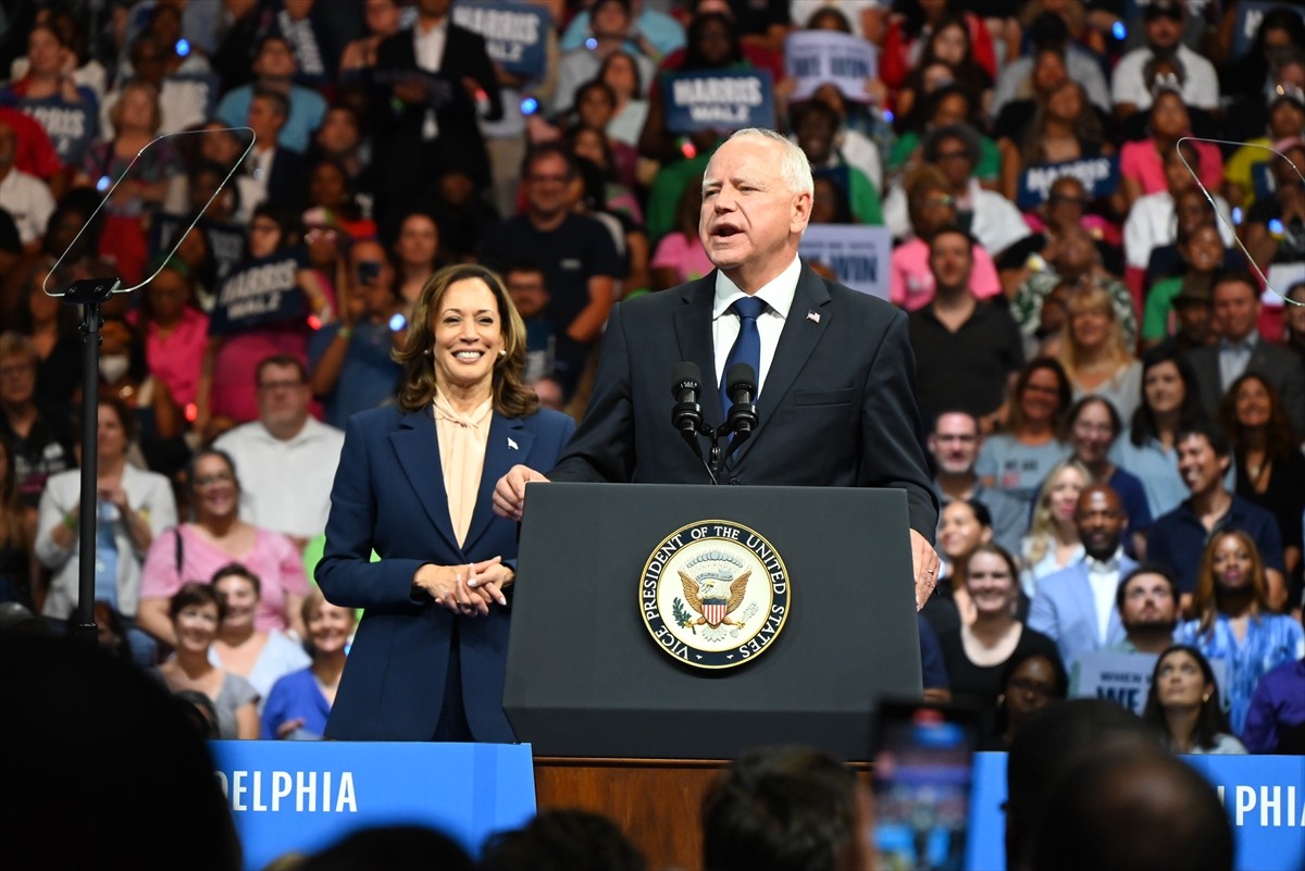 ABD'de Demokratların başkan adayı Kamala Harris (solda), başkan yardımcılığı adaylığı için...