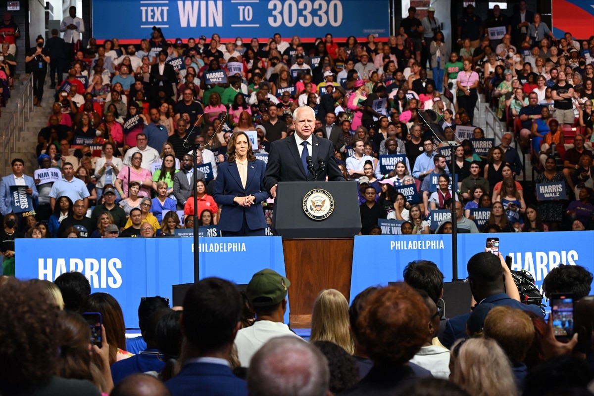 ABD'de Demokratların başkan adayı Kamala Harris (solda), başkan yardımcılığı adaylığı için...
