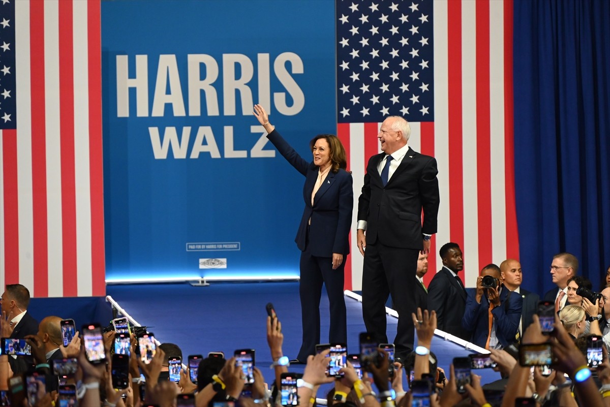 ABD'de Demokratların başkan adayı Kamala Harris (solda), başkan yardımcılığı adaylığı için...