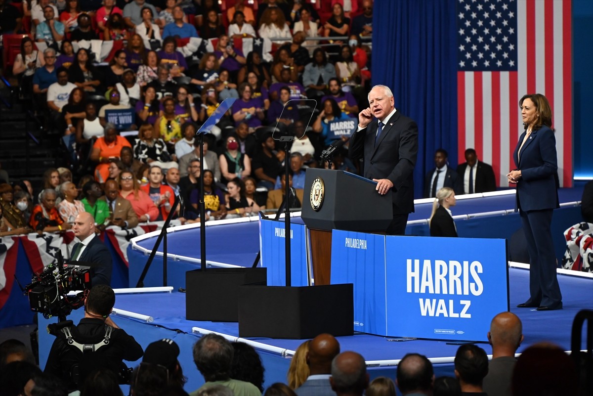 ABD'de Demokratların başkan adayı Kamala Harris (solda), başkan yardımcılığı adaylığı için...