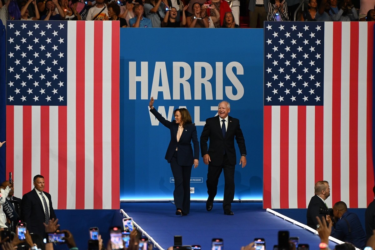 ABD'de Demokratların başkan adayı Kamala Harris (solda), başkan yardımcılığı adaylığı için...