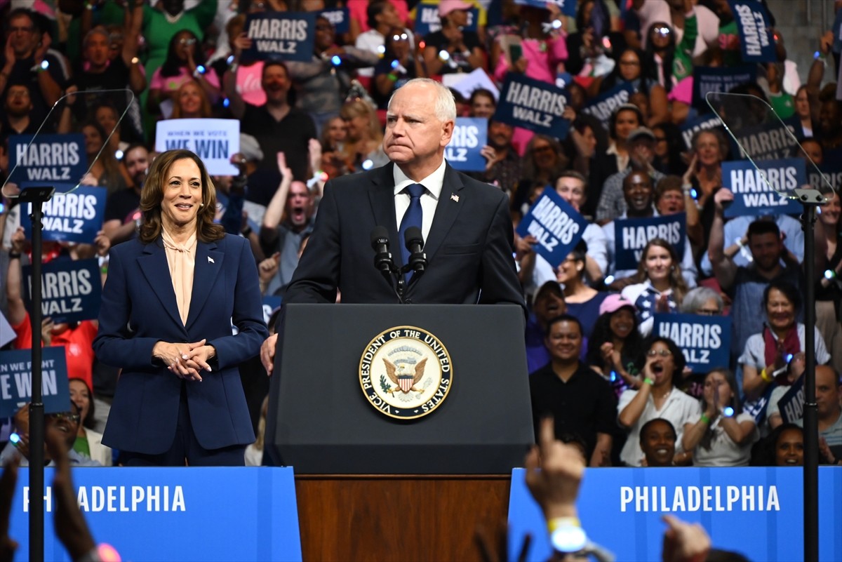 ABD'de Demokratların başkan adayı Kamala Harris (solda), başkan yardımcılığı adaylığı için...