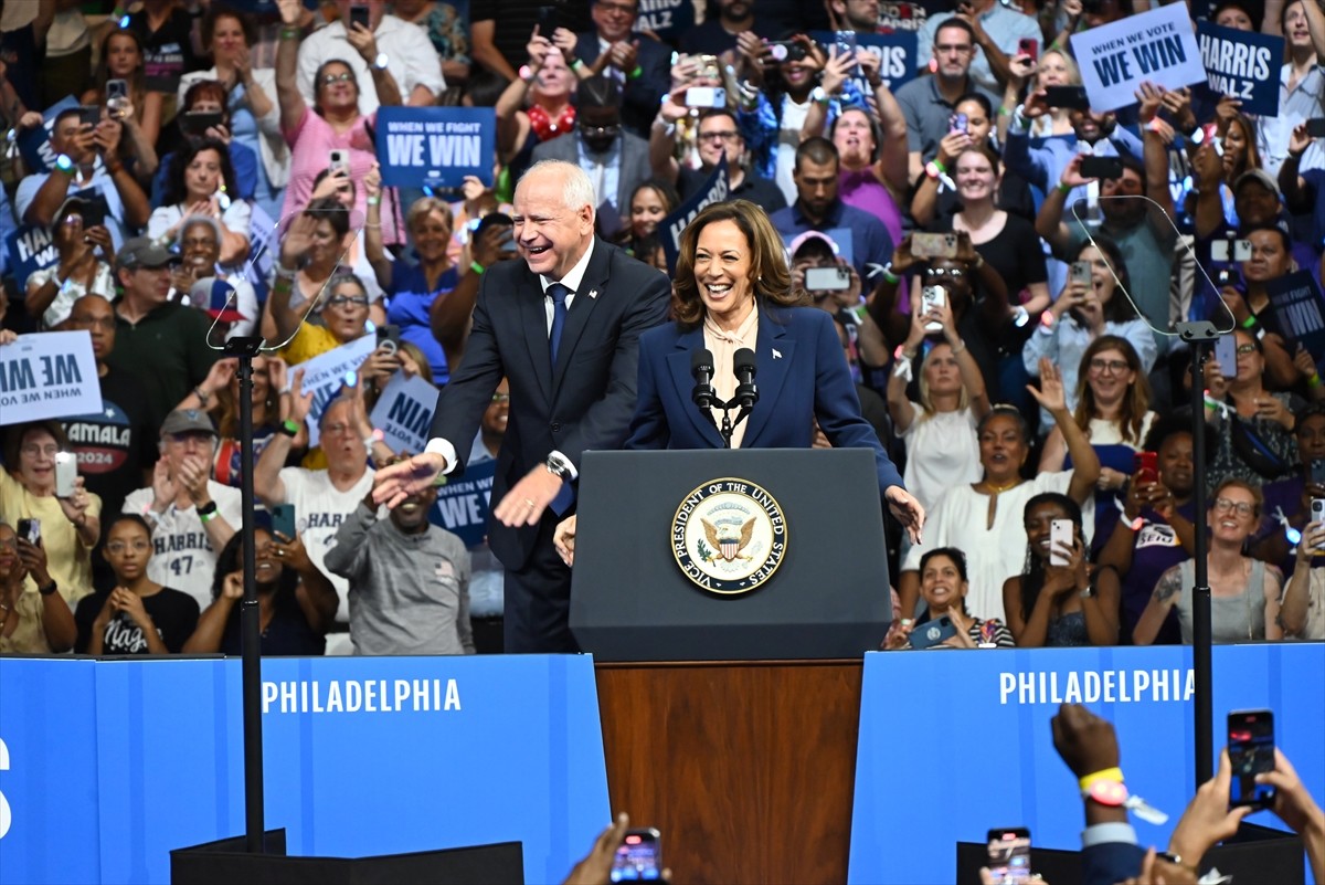 ABD'de Demokratların başkan adayı Kamala Harris (solda), başkan yardımcılığı adaylığı için...