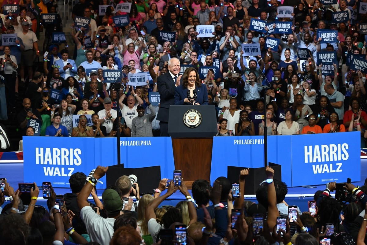 ABD'de Demokratların başkan adayı Kamala Harris (solda), başkan yardımcılığı adaylığı için...