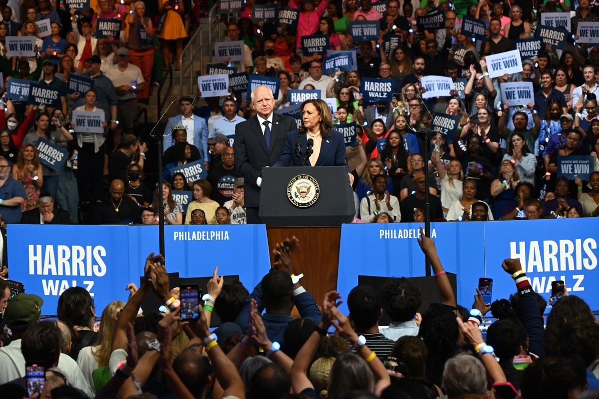ABD'de Demokratların başkan adayı Kamala Harris (solda), başkan yardımcılığı adaylığı için...