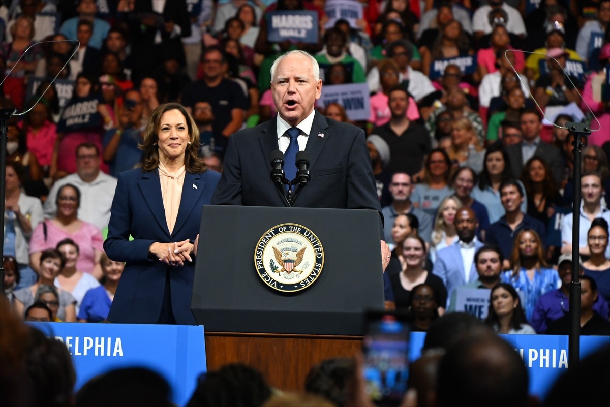 ABD'de Demokratların başkan adayı Kamala Harris (solda), başkan yardımcılığı adaylığı için...