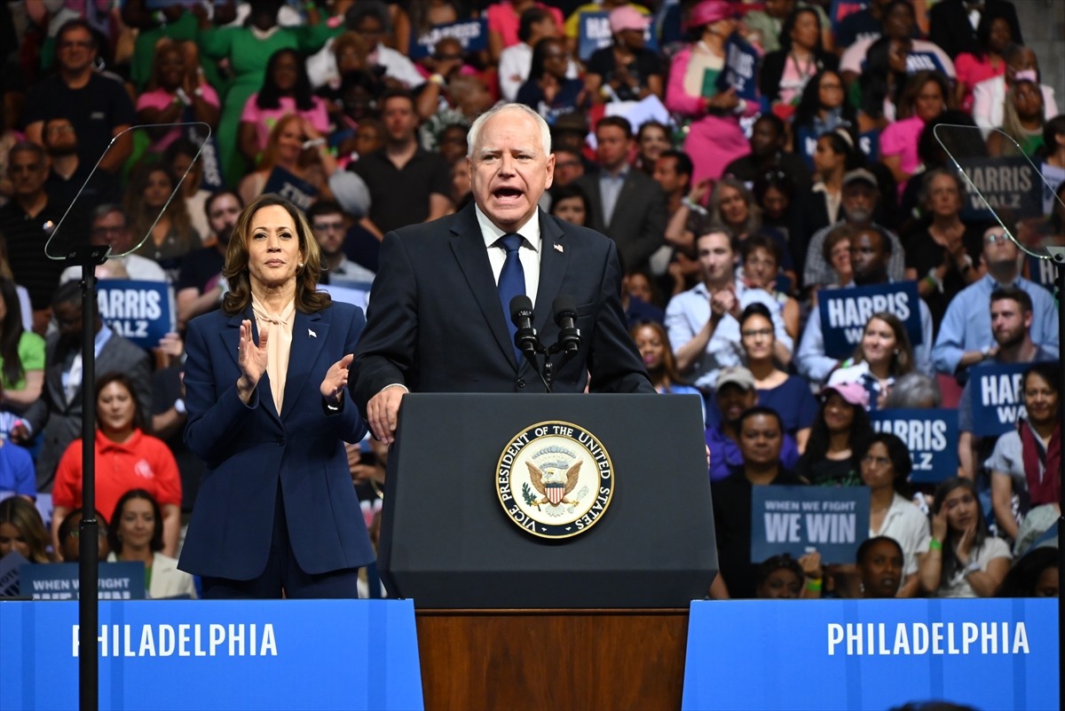 ABD'de Demokratların başkan adayı Kamala Harris (solda), başkan yardımcılığı adaylığı için...