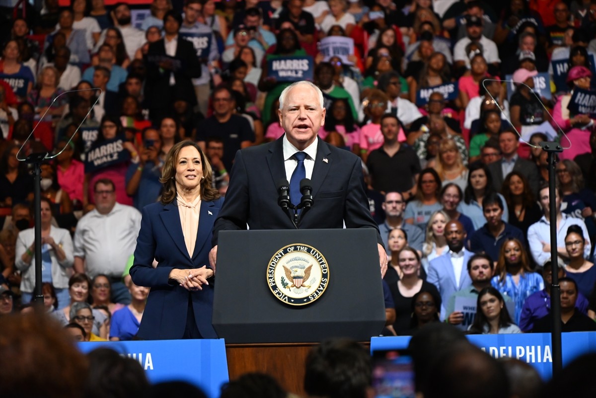 ABD'de Demokratların başkan adayı Kamala Harris (solda), başkan yardımcılığı adaylığı için...