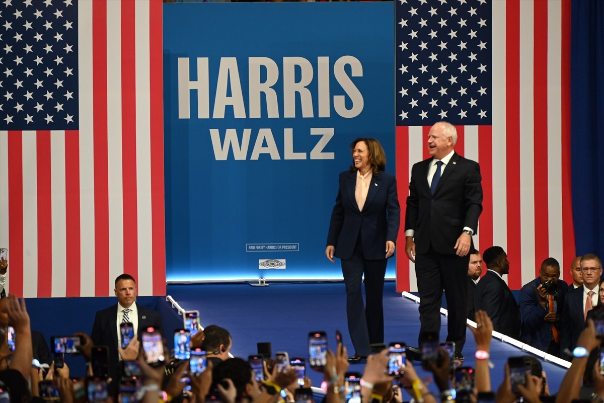ABD'de Demokratların başkan adayı Kamala Harris (solda), başkan yardımcılığı adaylığı için...