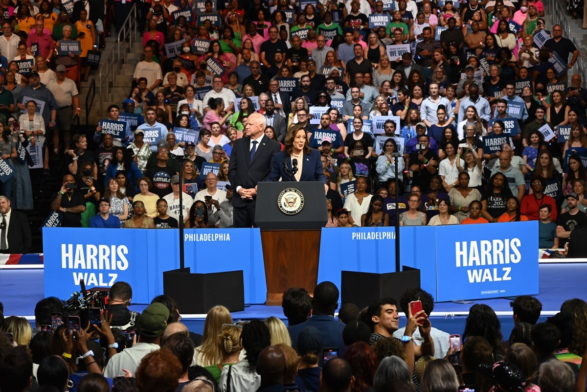 ABD'de Demokratların başkan adayı Kamala Harris (solda), başkan yardımcılığı adaylığı için...