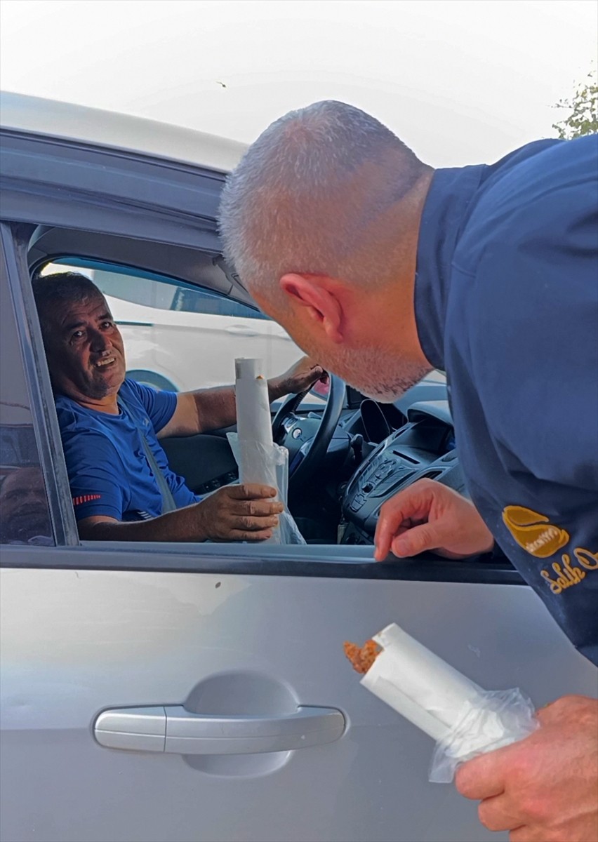 Adana'da trafik ışığının bulunmadığı döner kavşaklarda kurallara uyan sürücülere kebap ikram...