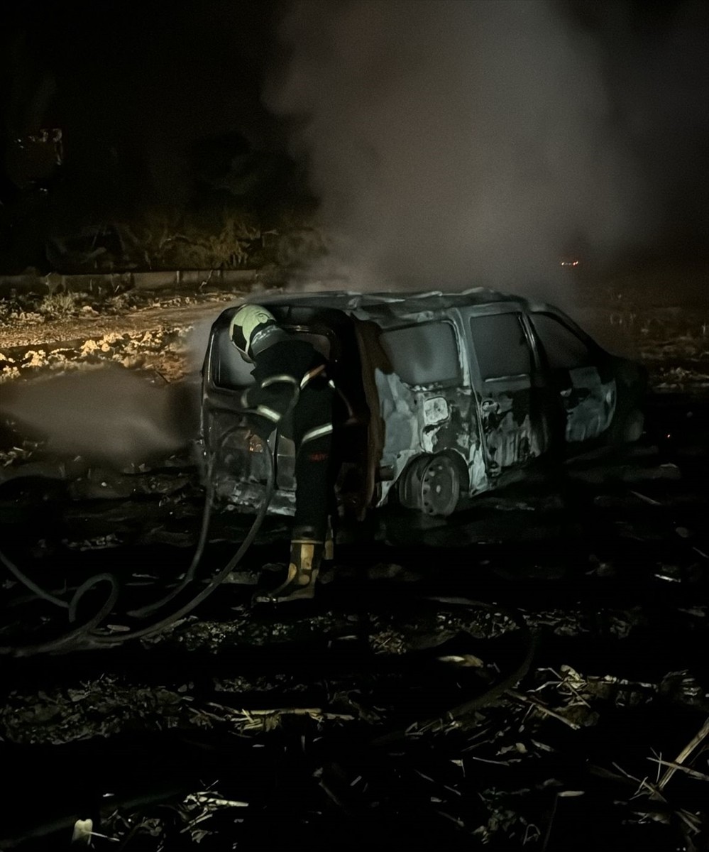 Adana'nın Ceyhan ilçesinde park halindeki hafif ticari araç yandı. Bölgeye sevk edilen Adana...