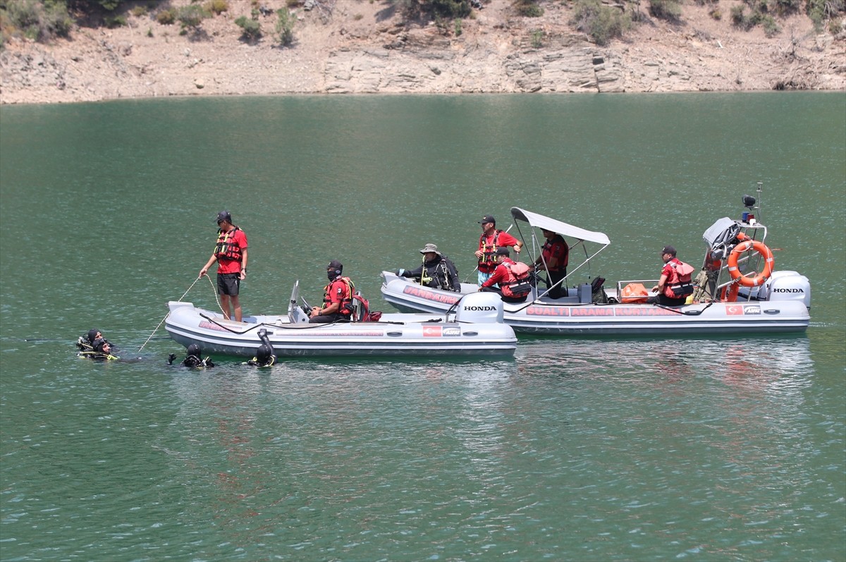 Adana'nın Kozan ilçesinde, 2 Ağustos'ta orman yangınına müdahale ederken baraj gölüne düşen...