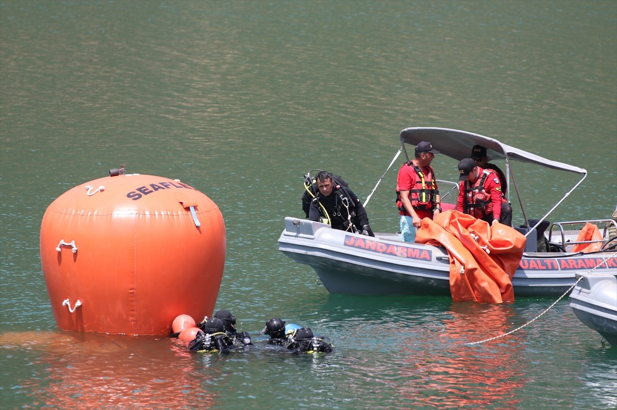Adana'nın Kozan ilçesinde, 2 Ağustos'ta orman yangınına müdahale ederken baraj gölüne düşen...