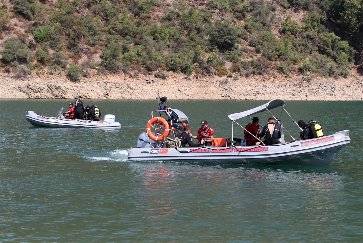 Adana'nın Kozan ilçesinde, 2 Ağustos'ta orman yangınına müdahale ederken baraj gölüne düşen...